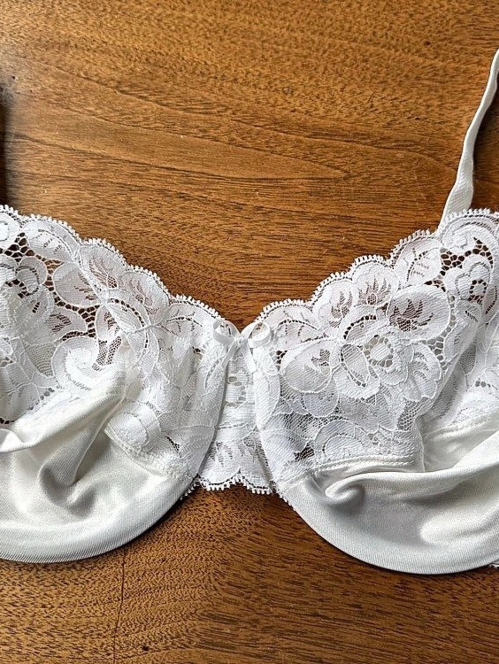 VINTAGE Vanity Fair Lace Piquant Underwire Bra White 38C